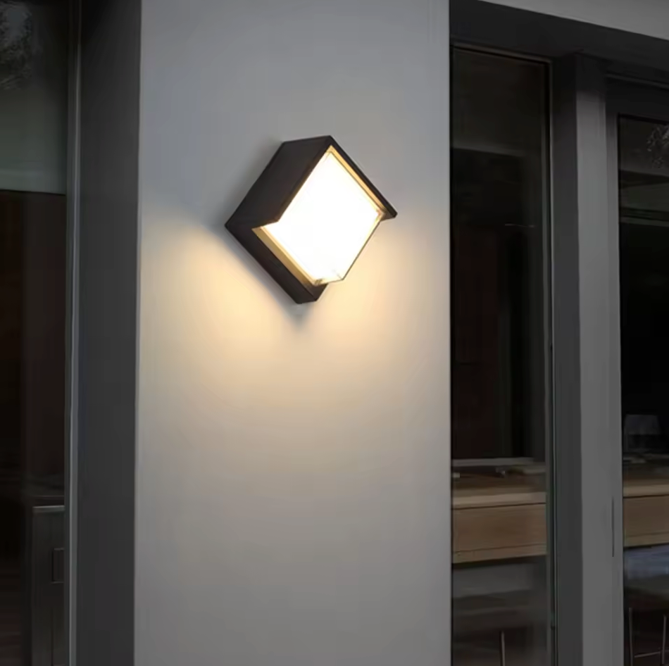 UniLights Buitenlamp met Bewegingssensor – Slimme en Weerbestendige LED Verlichting