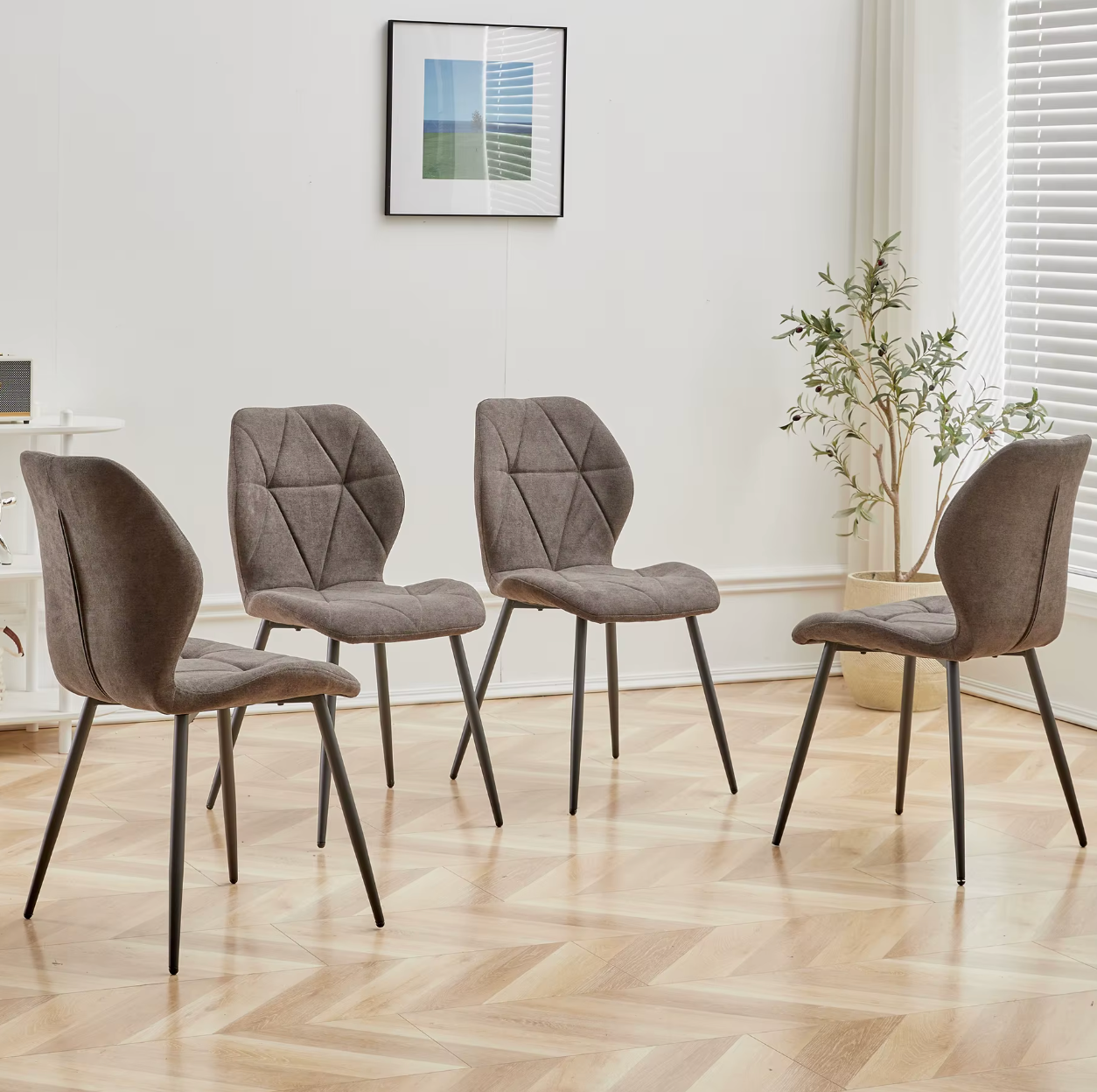 Set van 4 Moderne Eetkamerstoelen – Gevoerde Zitting & IJzeren Poten