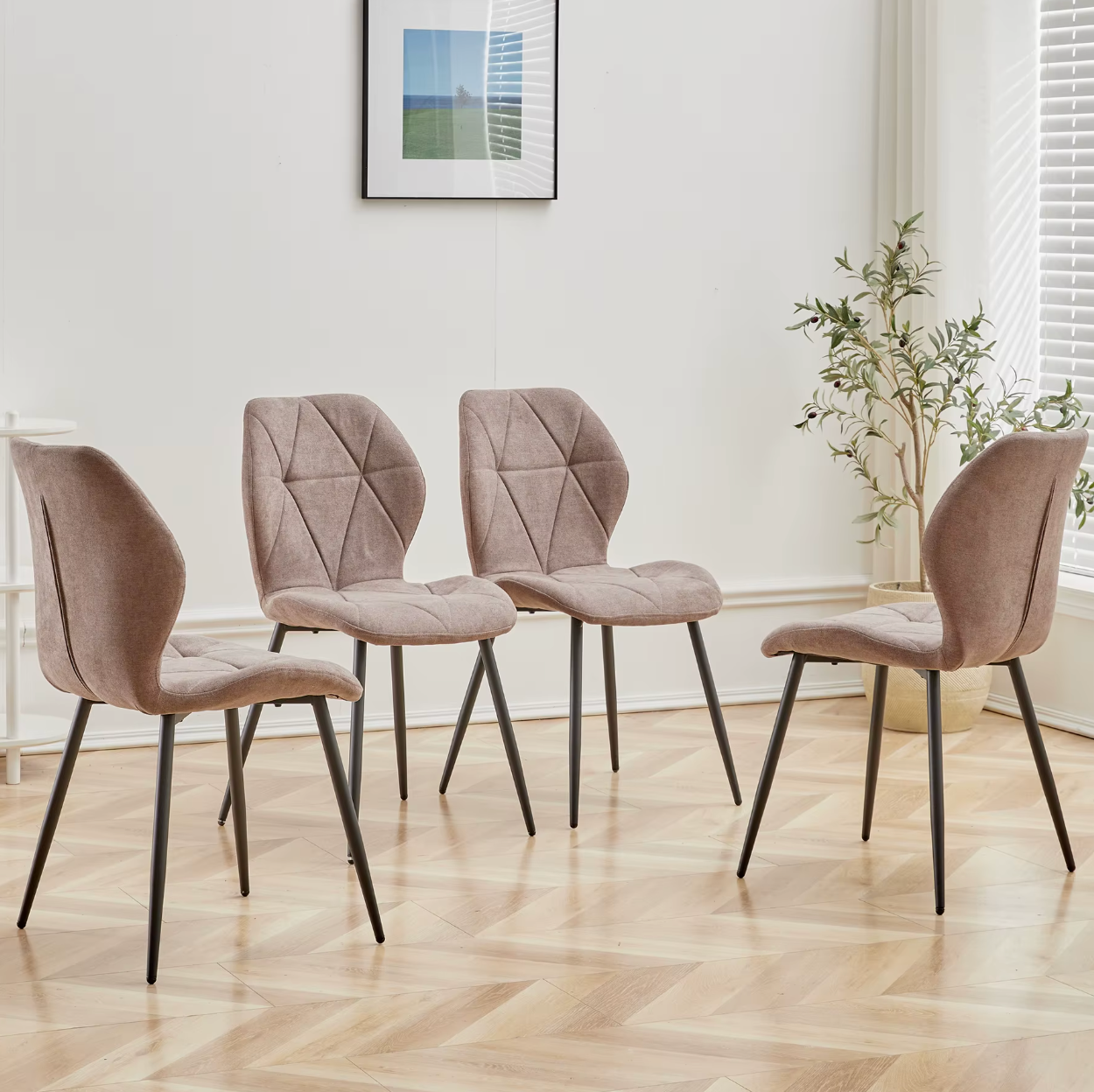 Set van 4 Moderne Eetkamerstoelen – Gevoerde Zitting & IJzeren Poten