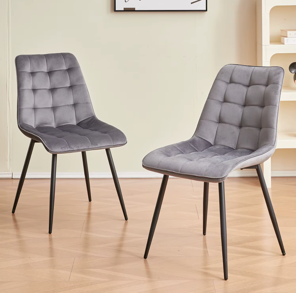 Set van 4 Moderne Eetkamerstoelen – Fluwelen Gewatteerde Zitting en IJzeren Poten