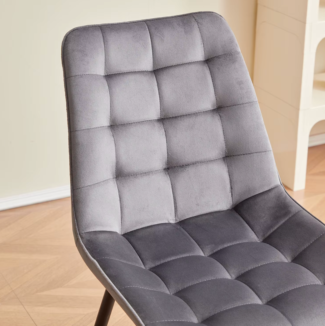 Set van 4 Moderne Eetkamerstoelen – Fluwelen Gewatteerde Zitting en IJzeren Poten