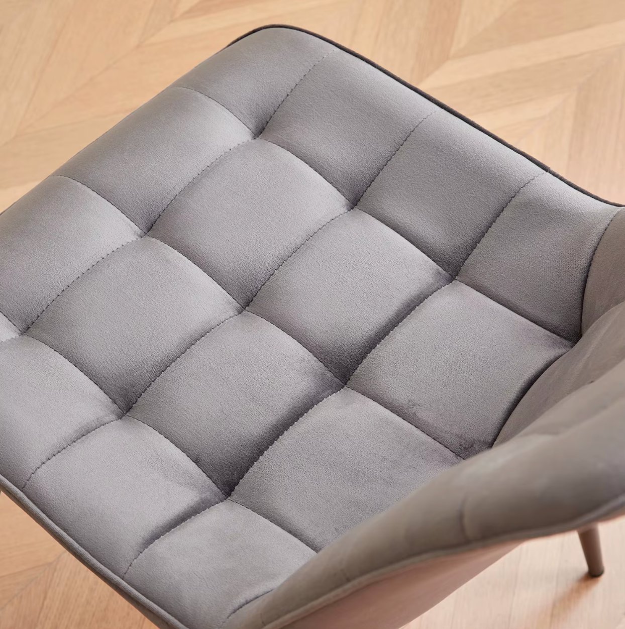 Set van 4 Moderne Eetkamerstoelen – Fluwelen Gewatteerde Zitting en IJzeren Poten