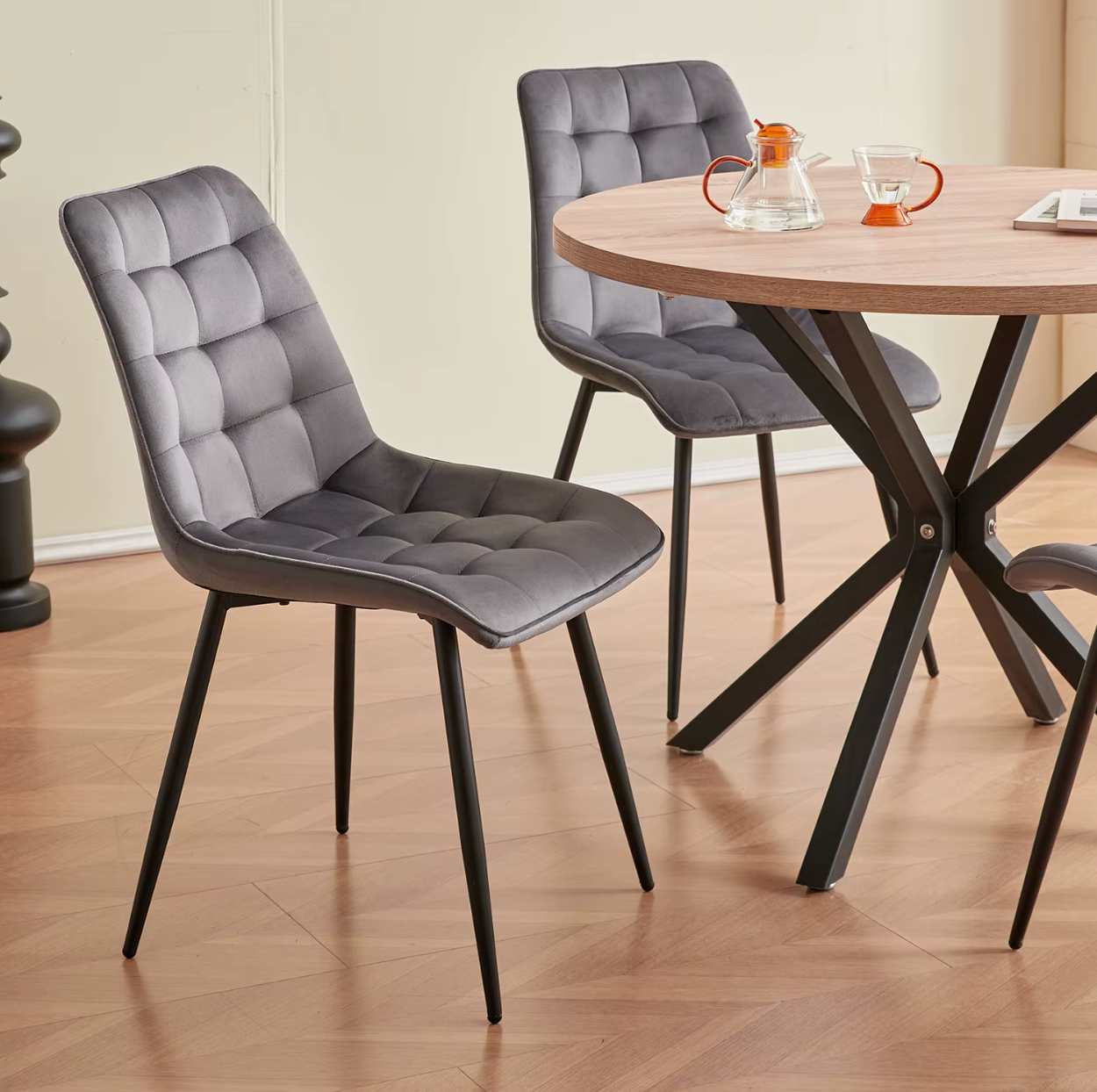 Set van 4 Moderne Eetkamerstoelen – Fluwelen Gewatteerde Zitting en IJzeren Poten