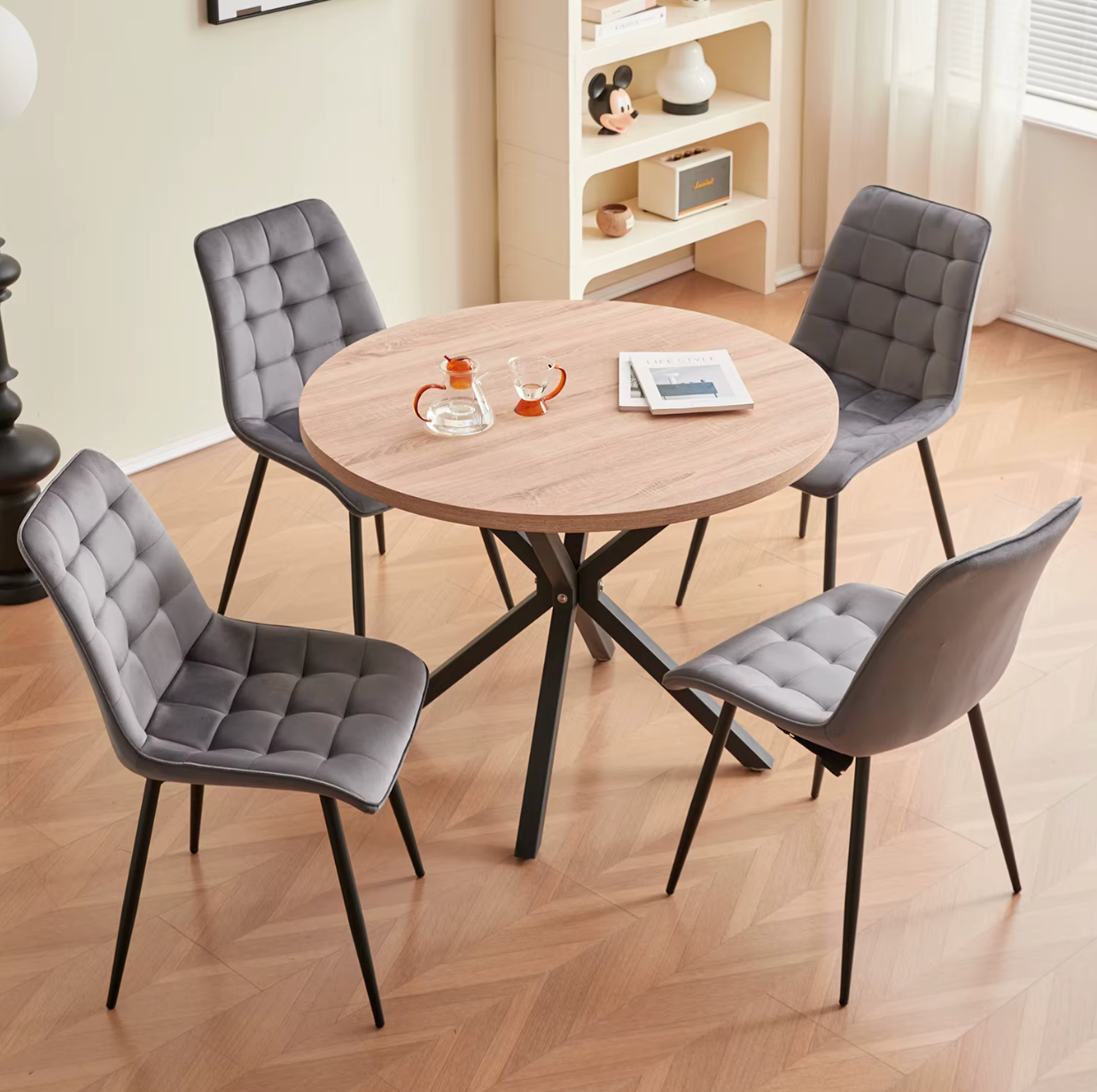 Set van 4 Moderne Eetkamerstoelen – Fluwelen Gewatteerde Zitting en IJzeren Poten