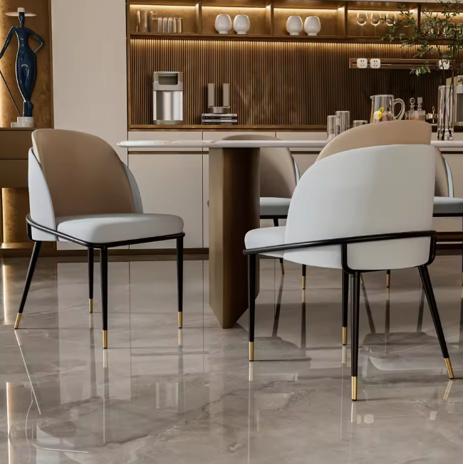 Set van 2 Moderne Eetkamerstoelen – Gewatteerd Kunstleer – Luxe Tweekleurig Design met Houten Accenten