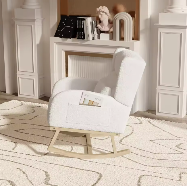 Witte Schommelstoel – Gestoffeerde Fauteuil met Hoge Rugleuning en Zijvakken – Comfortabele Loungefauteuil van Lamswol – Voor Woonkamer of Slaapkamer
