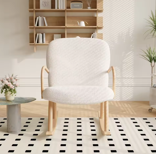 Beige Schommelstoel – Fauteuil met Houten Armleuningen en Zacht Kussen – Voor Woonkamer of Slaapkamer