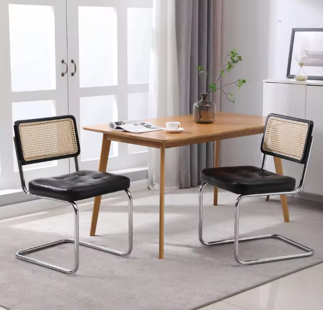 Set van 2 Zwarte Eetkamerstoelen – Gestoffeerde Zitting & Rotan Rugleuning, Metalen Frame en Ergonomisch Design