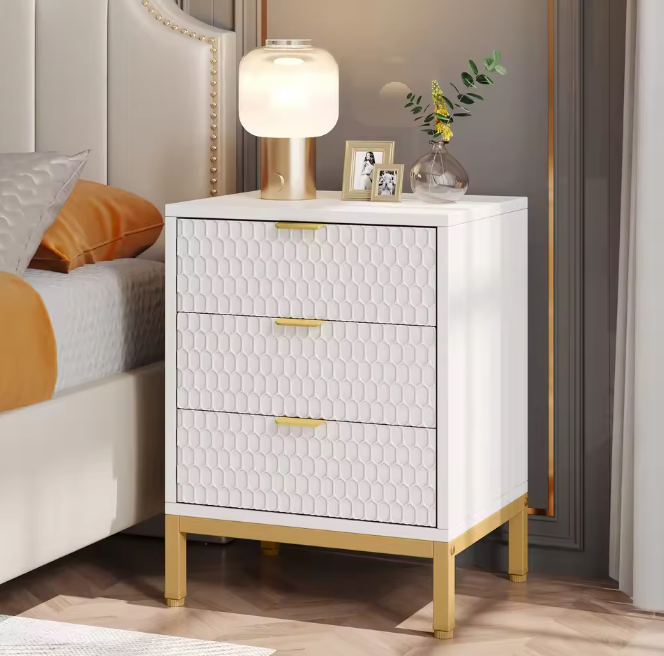 Modern Nachtkastje met 3 Lades – Wit & Goud, 65,5 cm Hoog