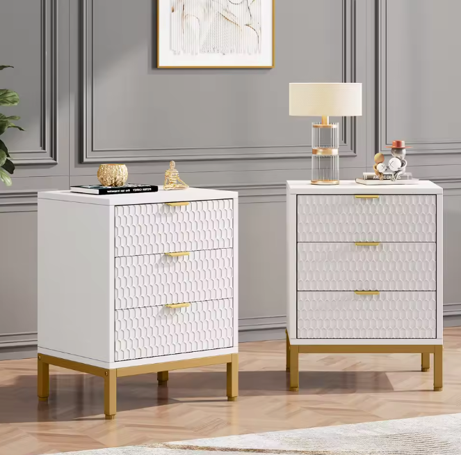 Modern Nachtkastje met 3 Lades – Wit & Goud, 65,5 cm Hoog