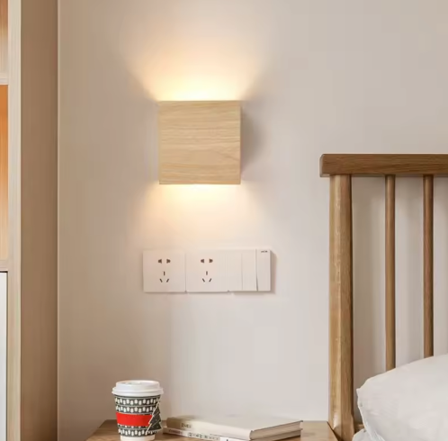 Nordic Houten LED Wandlamp – Minimalistische Vierkante Sfeerverlichting