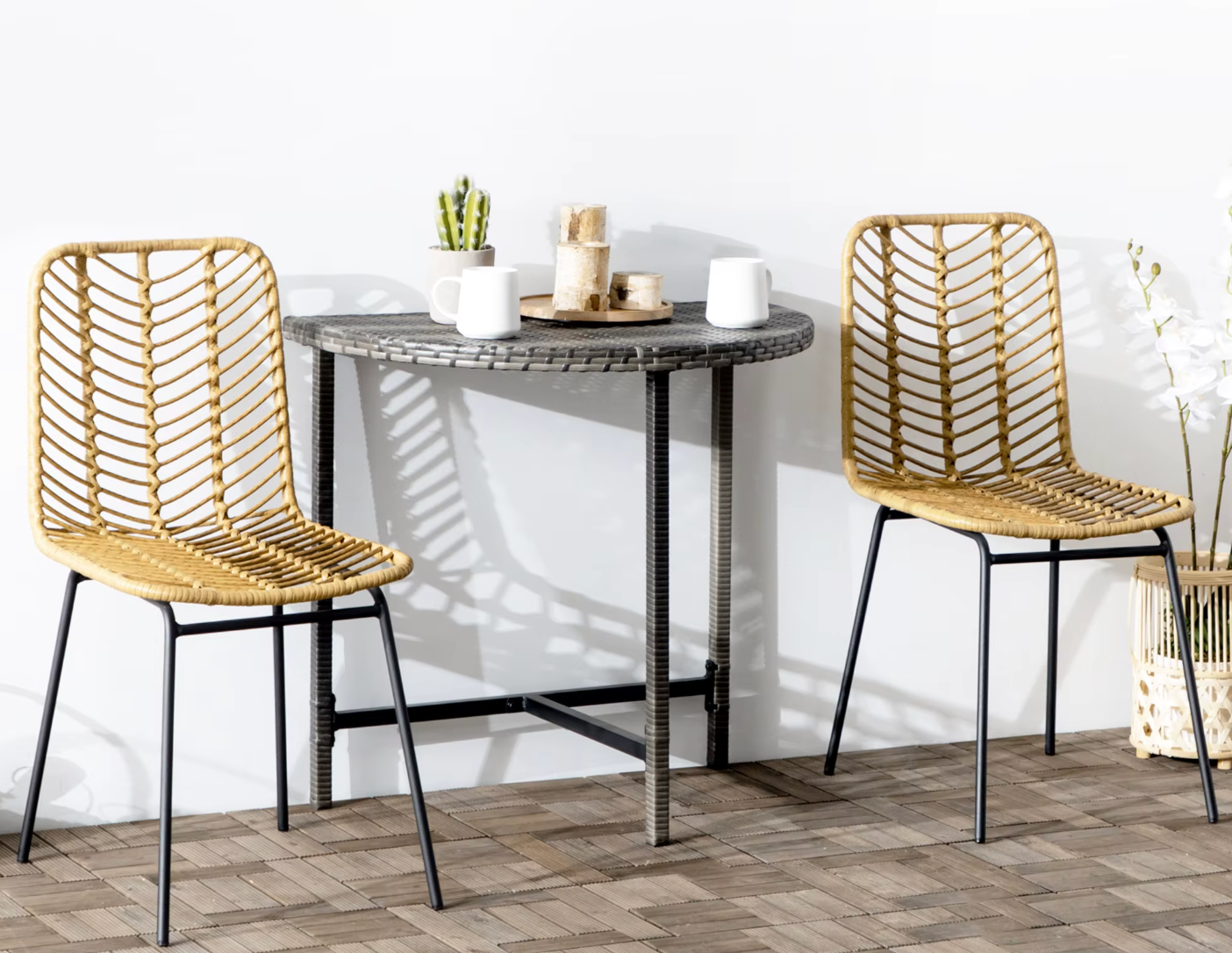 Set van 2 Boheemse Eetkamerstoelen – Synthetisch Rotan en Zwarte Stalen Poten