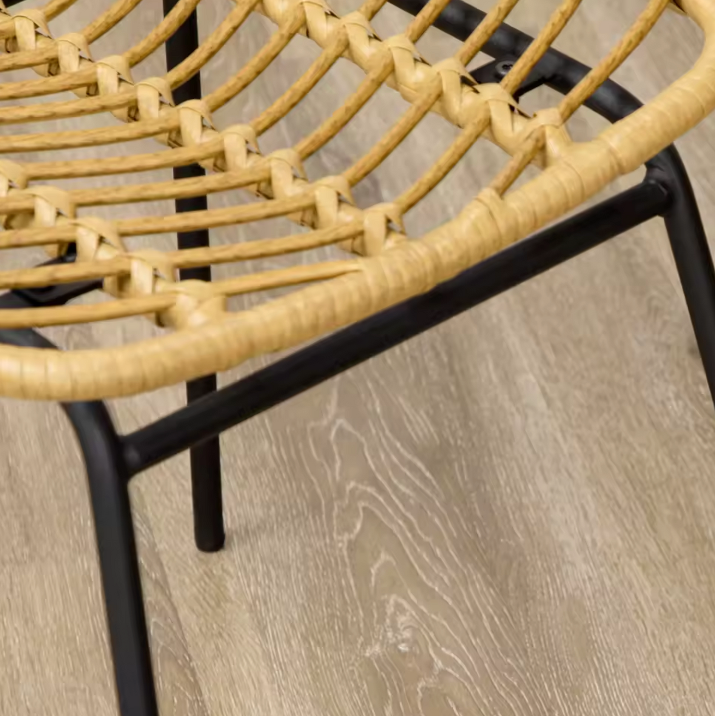 Set van 2 Boheemse Eetkamerstoelen – Synthetisch Rotan en Zwarte Stalen Poten