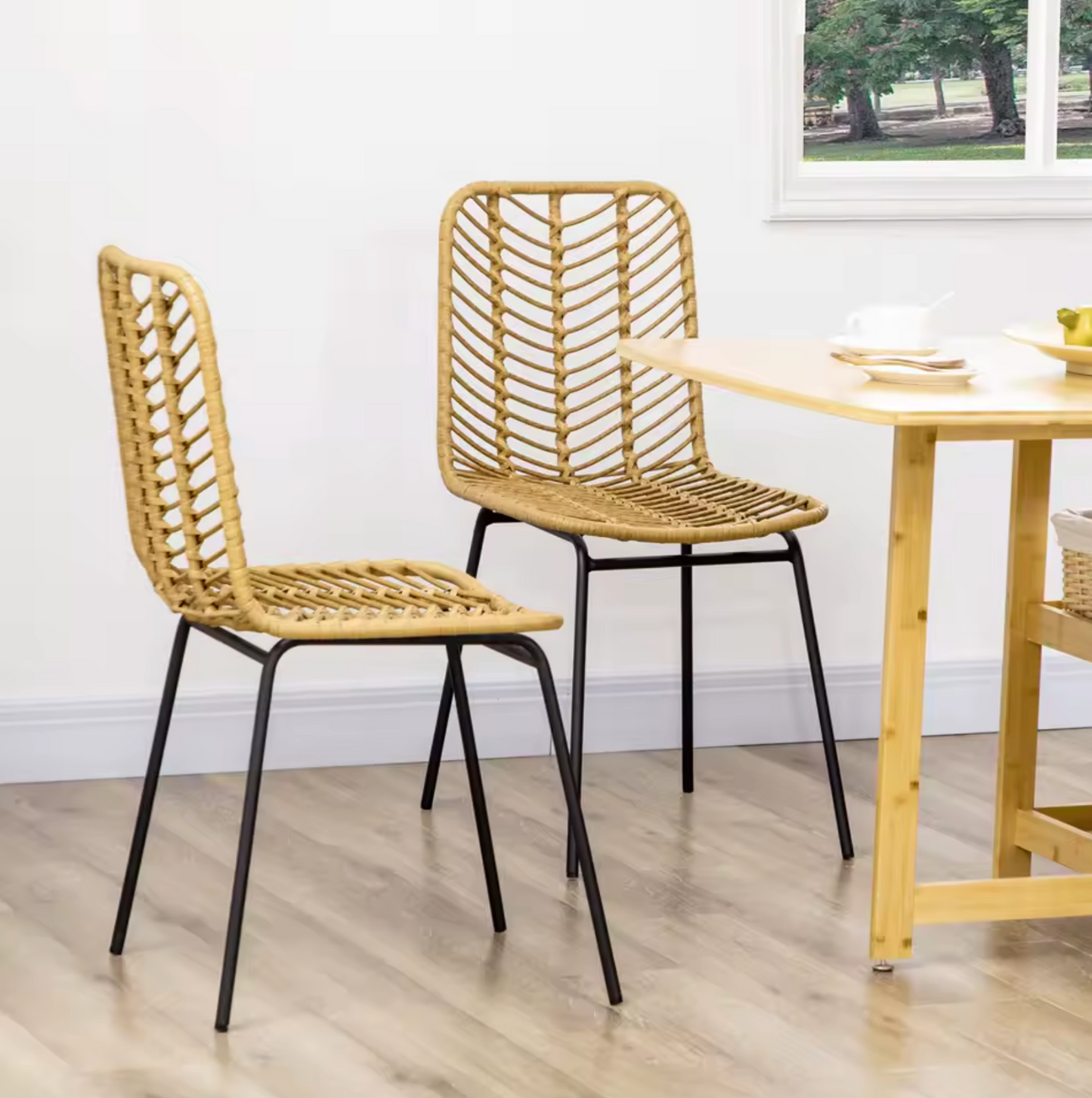 Set van 2 Boheemse Eetkamerstoelen – Synthetisch Rotan en Zwarte Stalen Poten