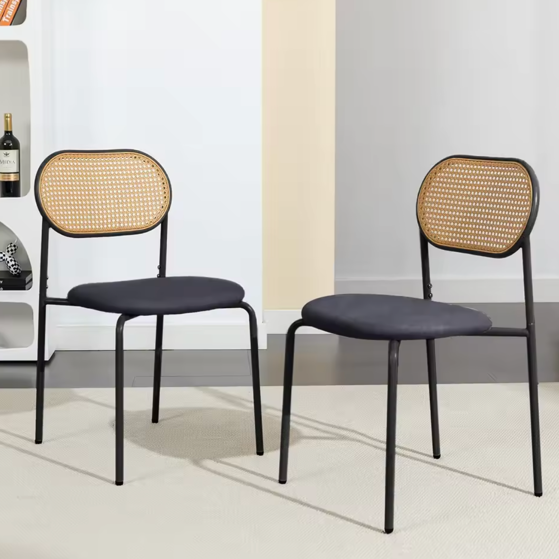 Set van 2 Rotan Eetkamerstoelen – Gestoffeerde Stoelen met Handgeweven Rugleuning en Verstelbare Metalen Poten – Zwart & Houtkleur – Geschikt voor Eetkamer, Kaptafel of Woonkamer