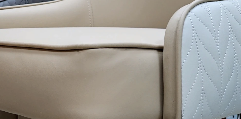 Set van 2 Luxe Eetkamerstoelen – PU Leer met Gouden Leeuwenkop Trekring – Hoge Getufte Rugleuning & Metalen Poten