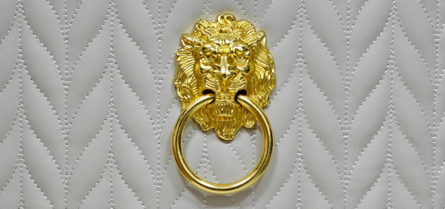 Set van 2 Luxe Eetkamerstoelen – PU Leer met Gouden Leeuwenkop Trekring – Hoge Getufte Rugleuning & Metalen Poten