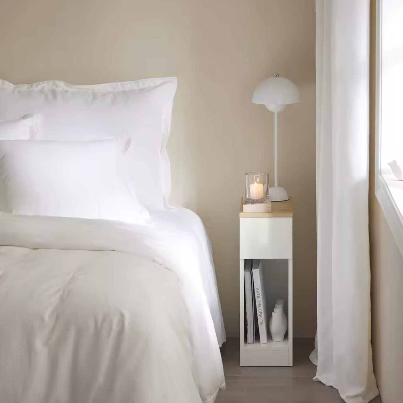 Smal nachtkastje met lade en open vak – 60cm hoog