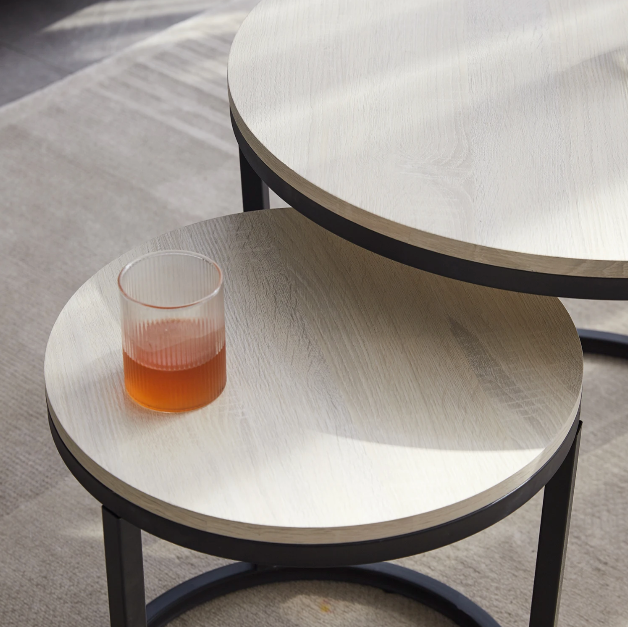 Set van 2 Scandinavische Salontafels – Ronde Tafels met Metaal & Hout, Stapelbaar en Modern