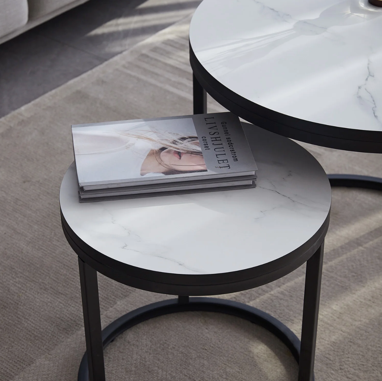 Set van 2 Scandinavische Salontafels – Ronde Tafels met Metaal & Hout, Stapelbaar en Modern